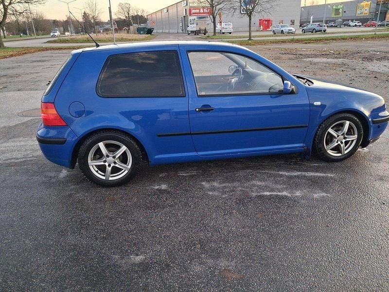 Blå Begagnad 2001 VW Golf IV Halvkombi | 11 800 kr (Bra pris) - Bild 1/4
