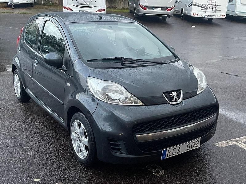 Grå Begagnad 2011 Peugeot 107 Halvkombi | 33 900 kr (Marknadspris) - Bild 1/4