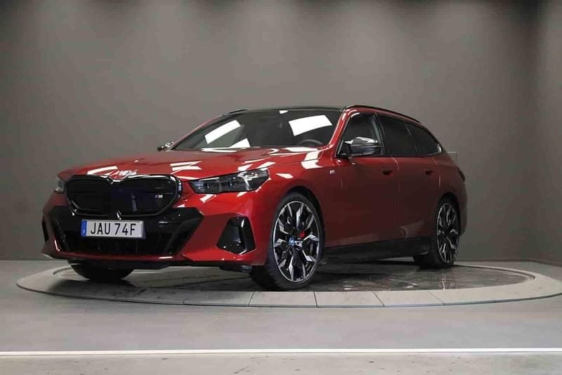 Röd Begagnad 2025 BMW i5 Sedan | 999 000 kr (Superpris) - Bild 1/1
