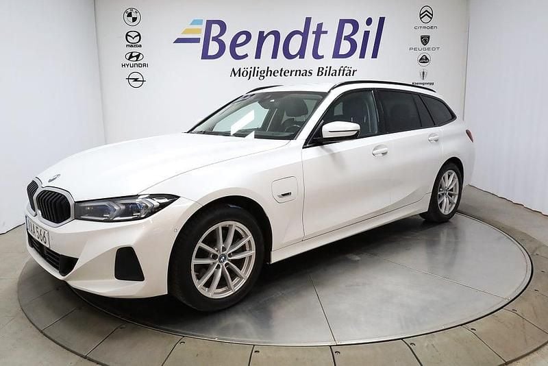 Begagnad BMW 330e Shadowline 292 HK (214 kW) 2022 Mineralvit metallic Kombi