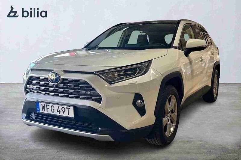Vit Begagnad 2019 Toyota RAV4 Hybrid SUV | 309 900 kr - Bild 1/1