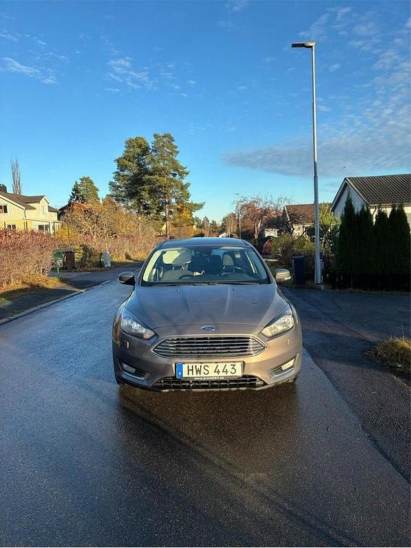 Brun Begagnad 2016 Ford Focus Kombi | 59 900 kr (Bra pris) - Bild 1/4