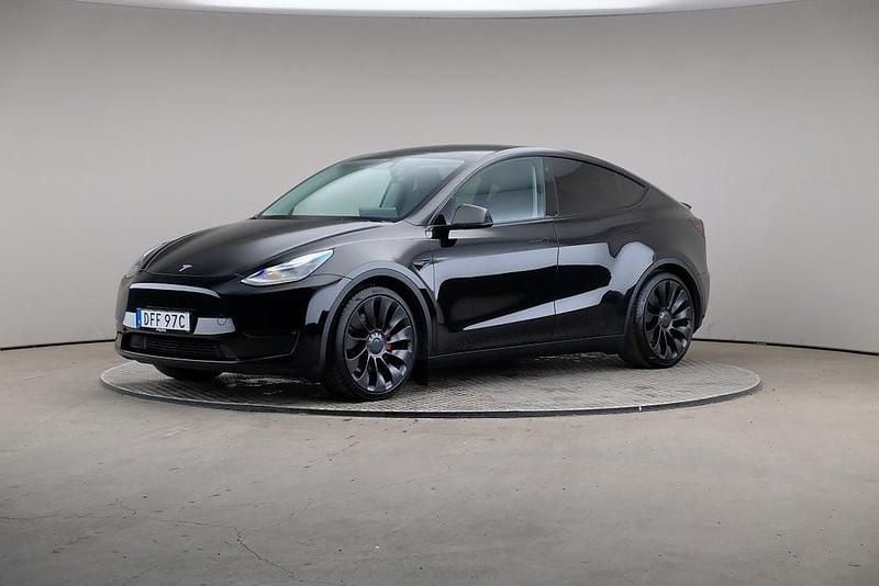 Svart (svart (solid)) Begagnad 2023 Tesla Model Y Performance SUV | 409 000 kr (Marknadspris) - Bild 1/4