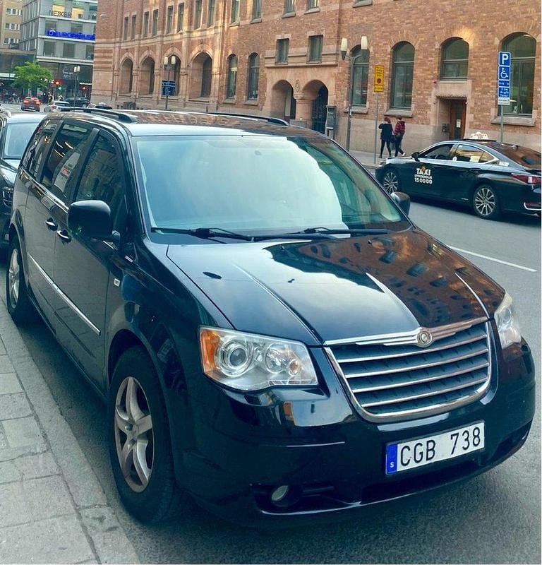 Svart Begagnad 2010 Chrysler Grand Voyager Minibuss | 59 900 kr (Marknadspris) - Bild 1/3