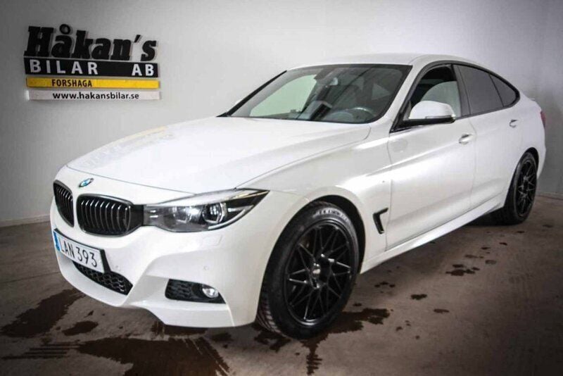 Vit Begagnad 2018 BMW 330 Gran Turismo M Sport Halvkombi | 299 500 kr - Bild 1/4