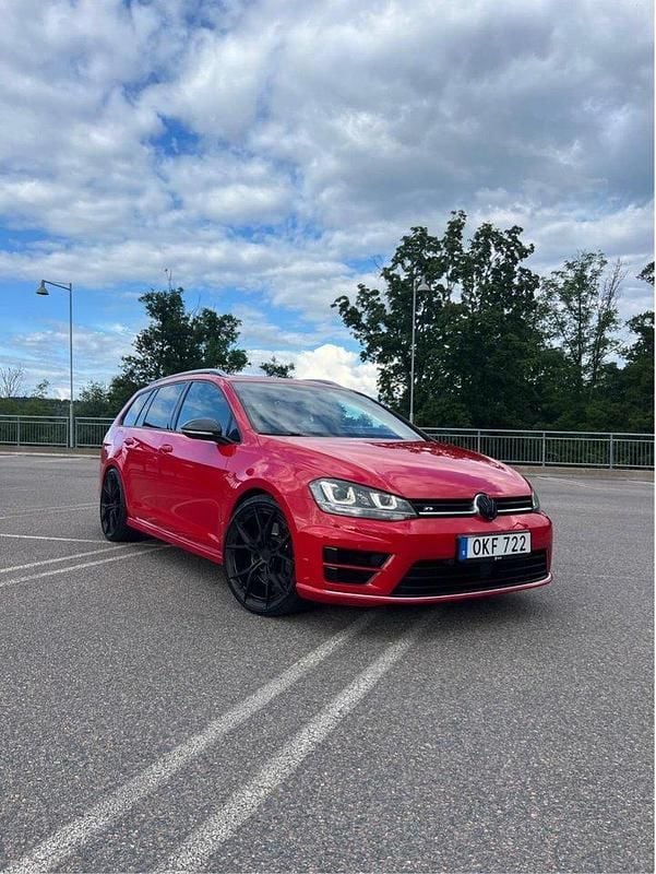 Röd Begagnad 2017 VW Golf VII R Kombi | 264 000 kr (Lite dyr) - Bild 1/4