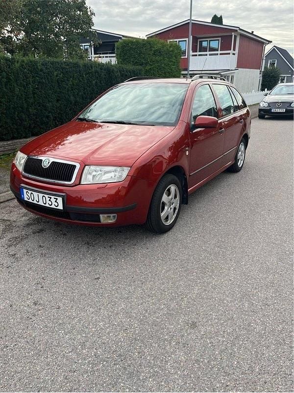 Röd Begagnad 2002 Skoda Fabia Halvkombi | 23 000 kr (Marknadspris) - Bild 1/4