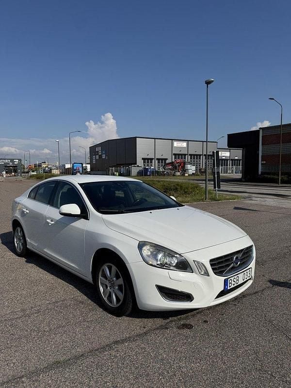 Vit Begagnad 2011 Volvo S60 Sedan | 99 500 kr (Marknadspris) - Bild 1/4