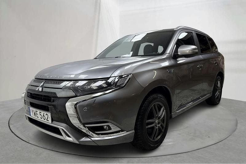 Grå Begagnad 2019 Mitsubishi Outlander SUV | 175 000 kr (Marknadspris) - Bild 1/4