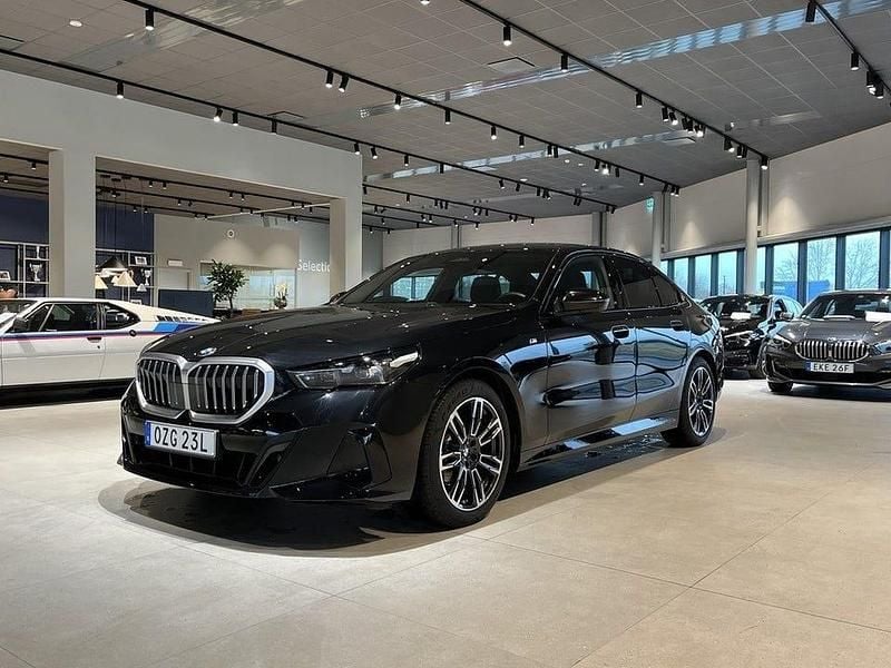 Svart Begagnad 2024 BMW 520 M Sport Sedan | 569 000 kr (Bra pris) - Bild 1/4