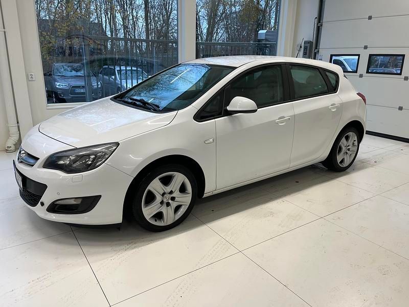Begagnad Opel Astra 112 HK (82 kW) 2013 Vit Halvkombi