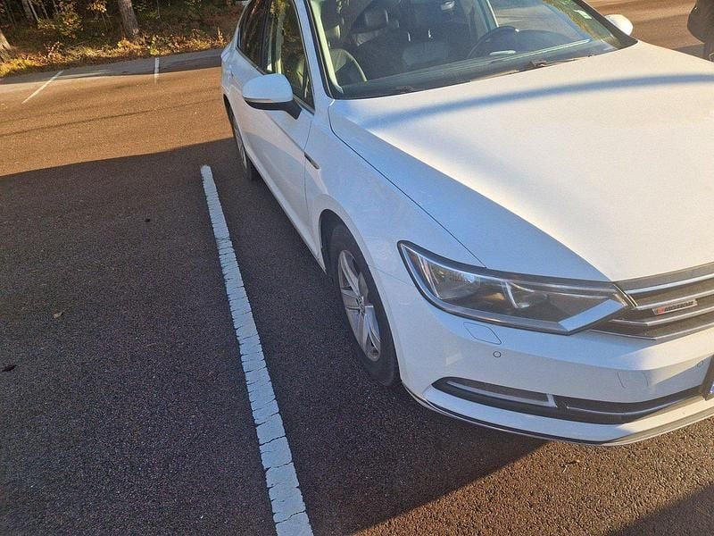 Vit Begagnad 2016 VW Passat Sedan | 122 000 kr (Bra pris) - Bild 1/4