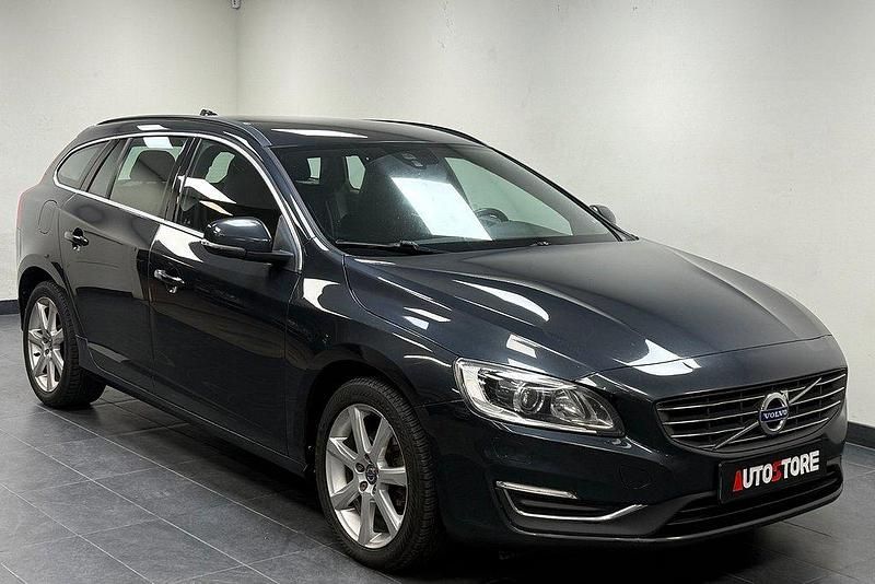Grå Begagnad 2017 Volvo V60 Momentum Kombi | 109 900 kr (Marknadspris) - Bild 1/4