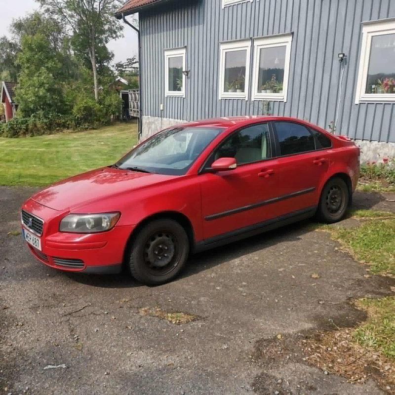 Röd Begagnad 2005 Volvo S40 Sedan | 12 500 kr (Dyr) - Bild 1/4