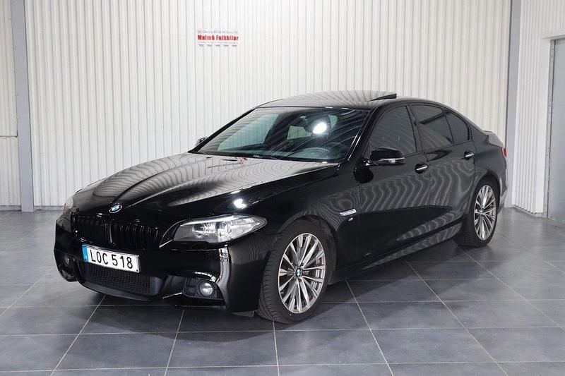 Svart Begagnad 2014 BMW 520 M Sport Sedan | 174 900 kr (Dyr) - Bild 1/4