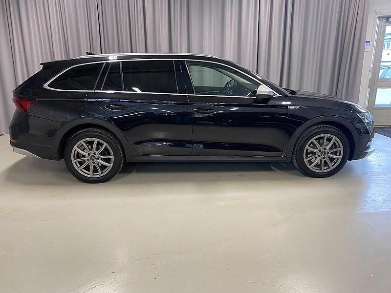 Begagnad Skoda Octavia Scout 200 HK (147 kW) 2022 Svart Kombi