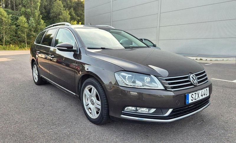Mörkbrun Begagnad 2014 VW Passat Kombi | 109 900 kr (Superpris) - Bild 1/4