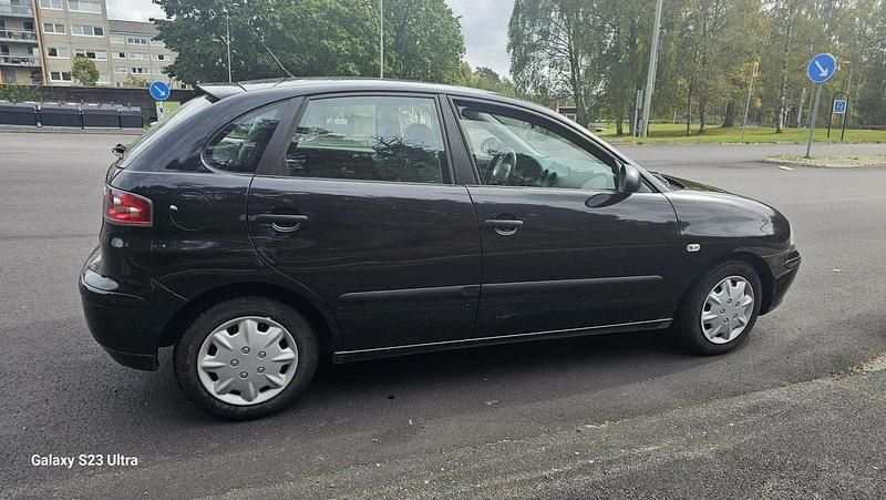 Svart Begagnad 2005 Seat Ibiza Halvkombi | 21 900 kr (Dyr) - Bild 1/4