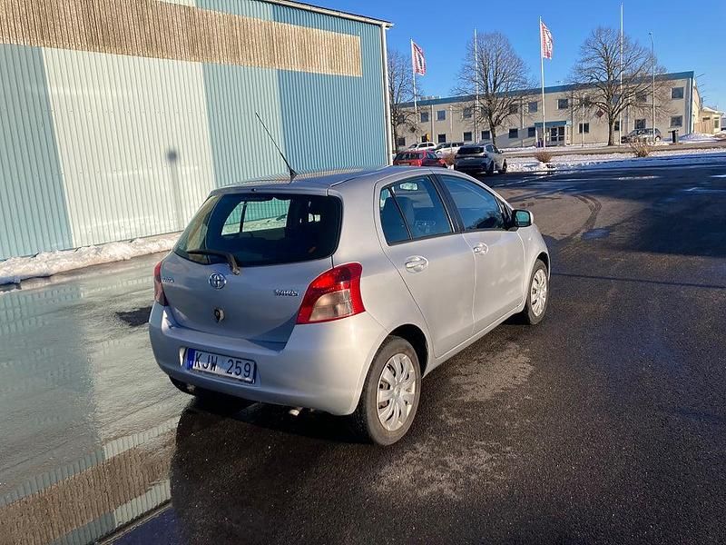 Begagnad Toyota Yaris 87 HK (63 kW) 2007 Silvermetallic Halvkombi