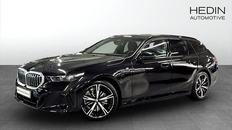 Svart Begagnad 2025 BMW 530 M Sport Kombi | 628 700 kr - Bild 1/4