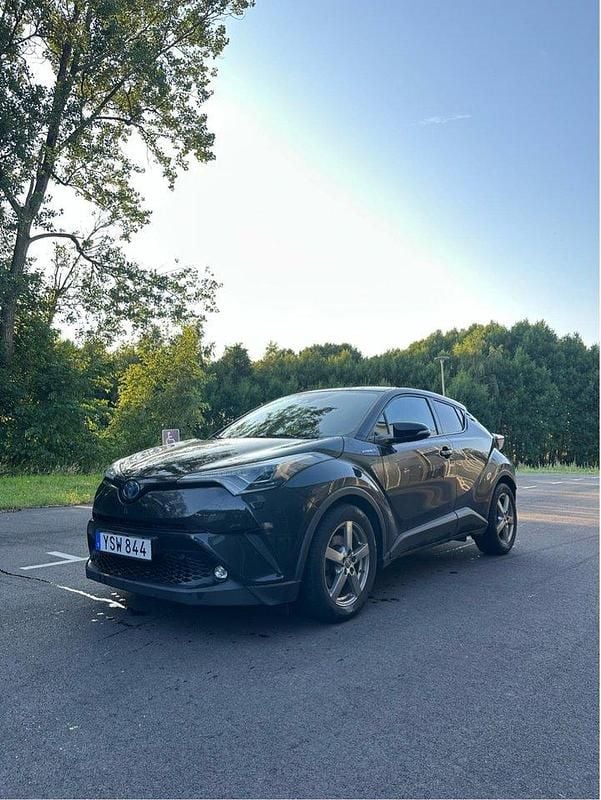 Svart Begagnad 2018 Toyota C-HR Executive SUV | 199 000 kr (Marknadspris) - Bild 1/4