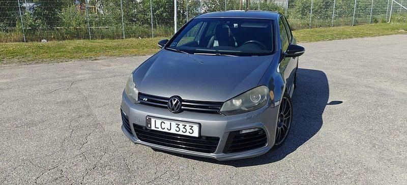 Grå Begagnad 2011 VW Golf VI R Halvkombi | 130 000 kr - Bild 1/4