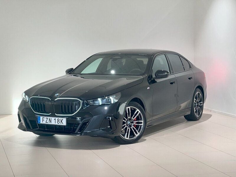 Svart Begagnad 2024 BMW 520 M Sport Sedan | 649 900 kr (Dyr) - Bild 1/4