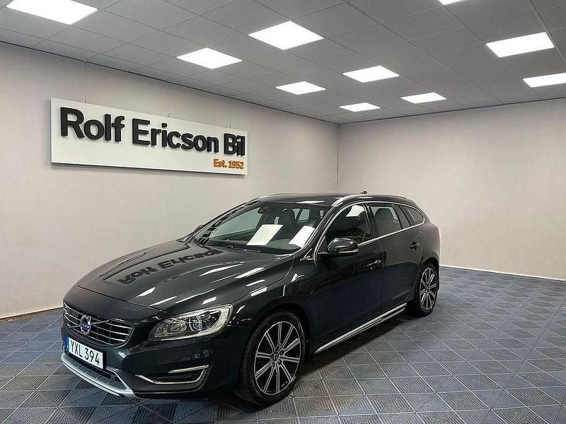 Grå Begagnad 2017 Volvo V60 Standard Kombi | 174 500 kr (Dyr) - Bild 1/4