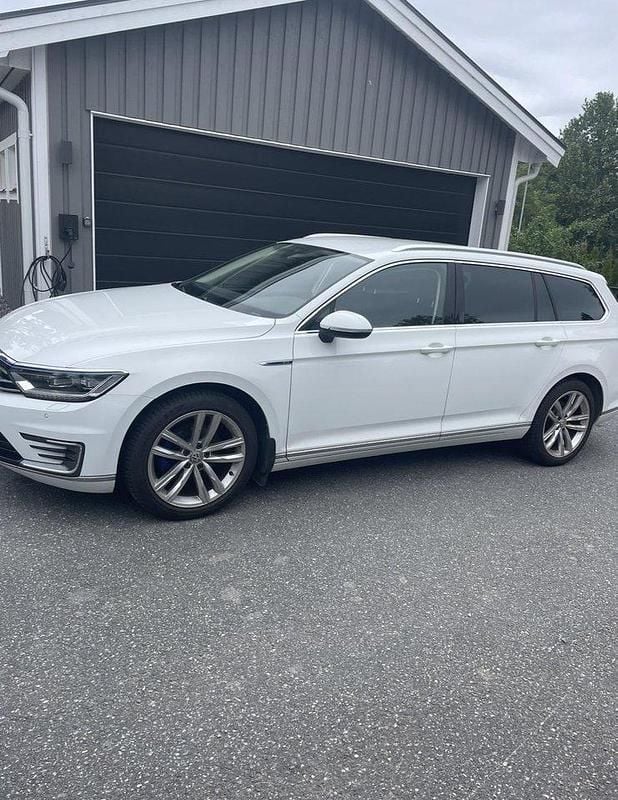 Vit Begagnad 2018 VW Passat GTE Kombi | 162 500 kr (Marknadspris) - Bild 1/4
