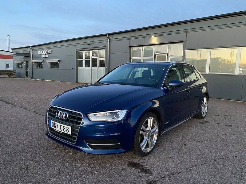 Blå Begagnad 2014 Audi A3 Sportback Attraction Halvkombi | 119 900 kr (Marknadspris) - Bild 1/4