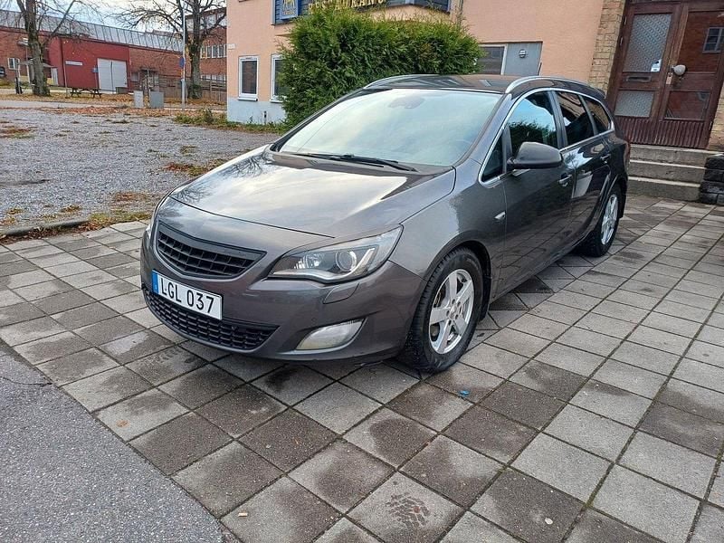 Grå Begagnad 2011 Opel Astra Enjoy Kombi | 29 900 kr (Marknadspris) - Bild 1/4