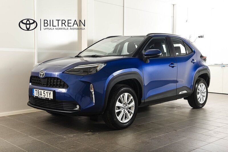 Mörkblå Begagnad 2024 Toyota Yaris Cross Active SUV | 294 900 kr (Marknadspris) - Bild 1/4