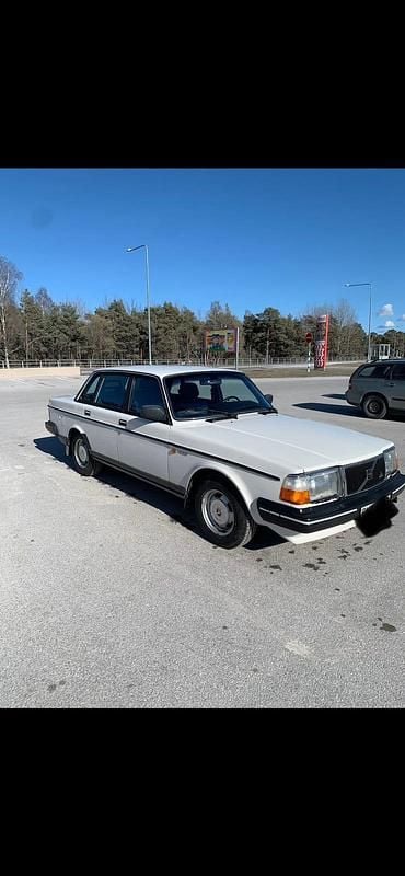 Begagnad 1987 Volvo 240 Sedan | 78 500 kr - Bild 1/4
