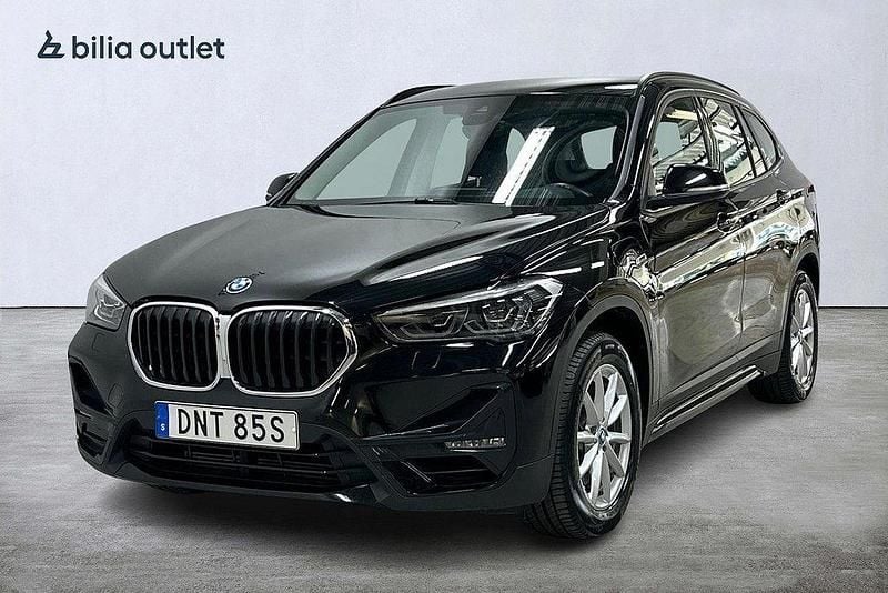 Svart Begagnad 2022 BMW X1 Sport Line SUV | 309 900 kr (Marknadspris) - Bild 1/3