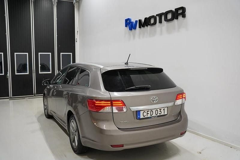 Begagnad Toyota Avensis Edition 147 HK (108 kW) 2014 Brun Kombi