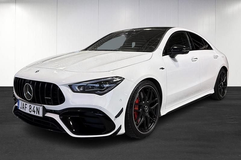 Svart Begagnad 2023 Mercedes CLA45 AMG AMG Sportkupé | 569 500 kr (Marknadspris) - Bild 1/4