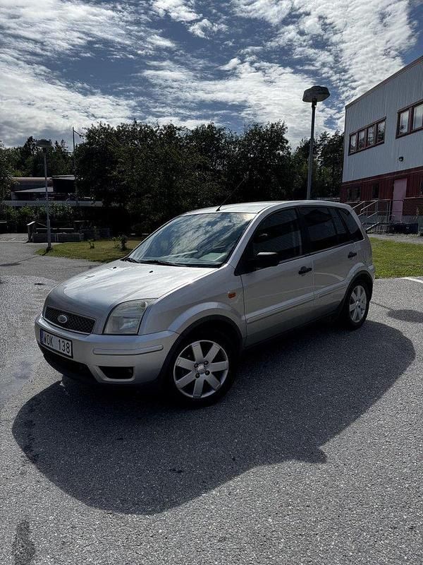Silver Begagnad 2005 Ford Fusion Halvkombi | 21 900 kr (Marknadspris) - Bild 1/4