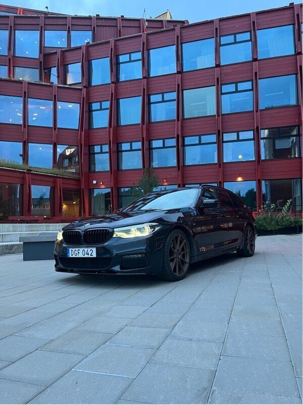 Svart Begagnad 2019 BMW 530 M Sport Kombi | 269 000 kr (Marknadspris) - Bild 1/4