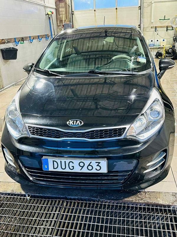 Svart metallic Begagnad 2016 Kia Rio Halvkombi | 78 000 kr (Marknadspris) - Bild 1/4