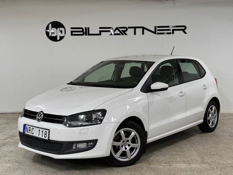Vit Begagnad 2012 VW Polo Comfortline Halvkombi | 74 900 kr (Marknadspris) - Bild 1/4