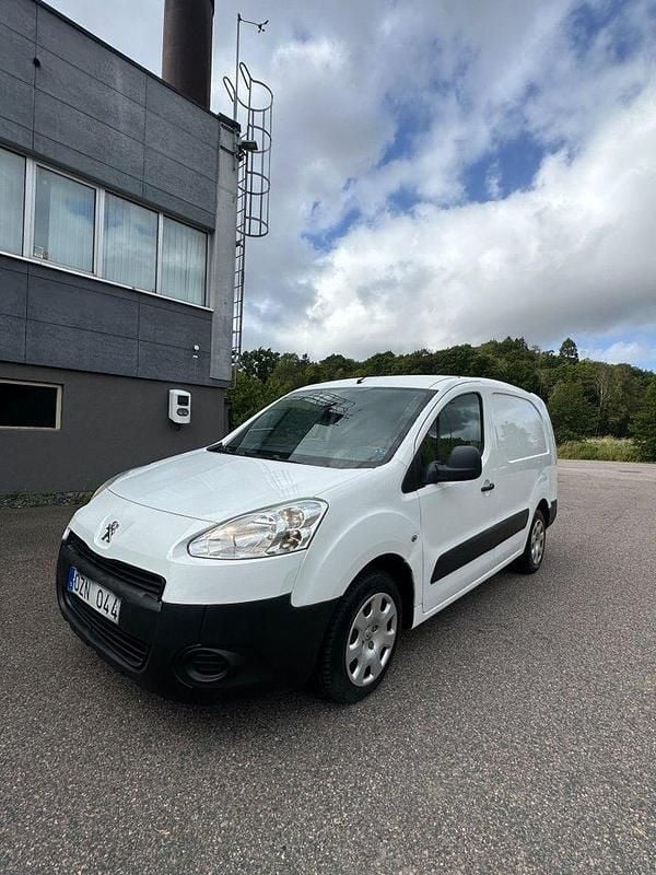 Vit Begagnad 2012 Peugeot Partner Minibuss | 59 000 kr (Marknadspris) - Bild 1/4
