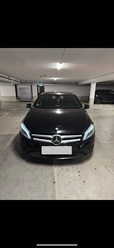 Deep black Begagnad 2015 Mercedes A180 Halvkombi | 129 900 kr (Marknadspris) - Bild 1/4