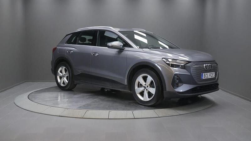 Grå Begagnad 2023 Audi Q4 e-tron Comfort SUV | 399 000 kr (Superpris) - Bild 1/4