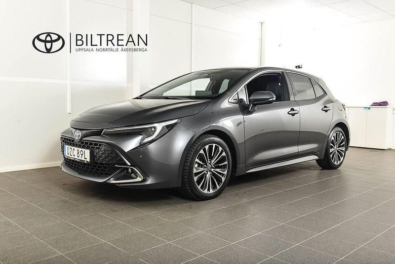 Mörkgrå Begagnad 2024 Toyota Corolla Style Halvkombi | 298 900 kr (Dyr) - Bild 1/4