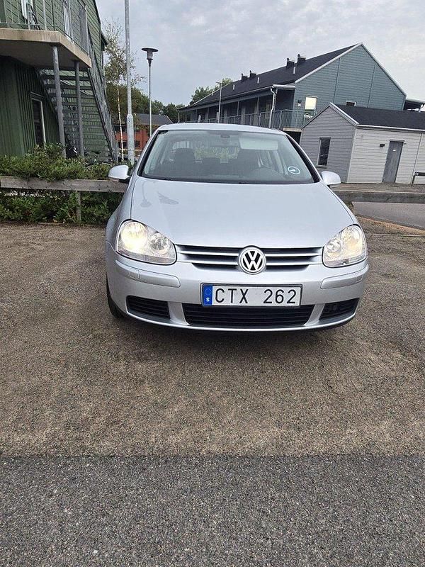 Silver Begagnad 2008 VW Golf Trendline Halvkombi | 37 000 kr (Bra pris) - Bild 1/4