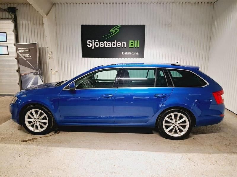 Begagnad Skoda Octavia Style 150 HK (110 kW) 2016 Blå Kombi
