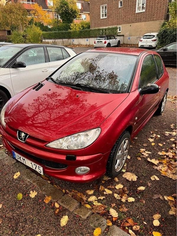 Röd Begagnad 2004 Peugeot 206 GTi Halvkombi | 14 000 kr (Marknadspris) - Bild 1/3