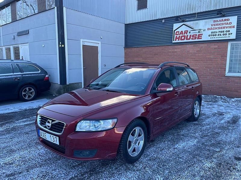 Begagnad Volvo V50 Momentum 116 HK (85 kW) 2011 Röd Kombi