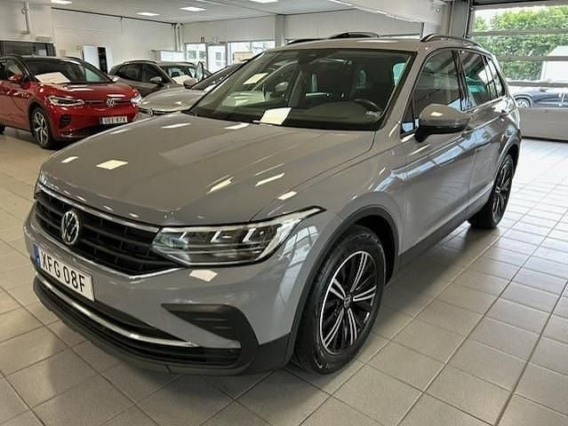 Grå Begagnad 2021 VW Tiguan Life SUV | 279 900 kr (Lite dyr) - Bild 1/4