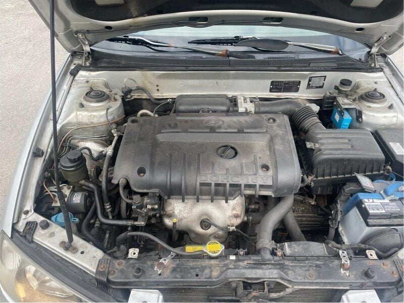 Grå Begagnad 2001 Hyundai Elantra Sedan | 10 000 kr - Bild 1/4